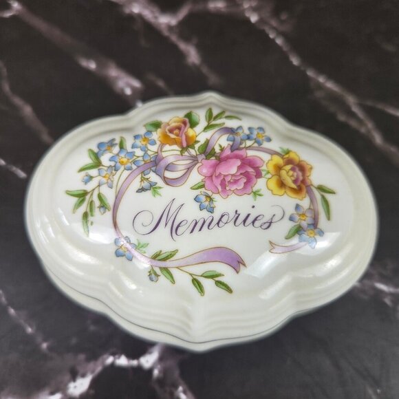 Vintage Avon 1983 Musical Trinket Box "Memories are for Sharing" Porcelain WORKS - Picture 1 of 13